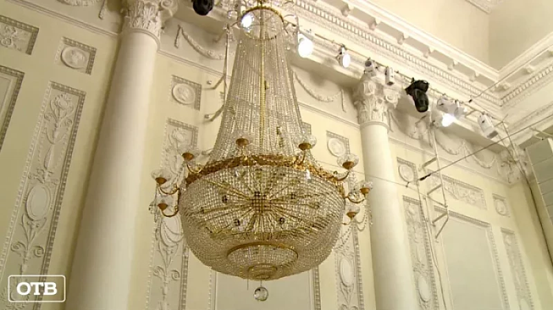 Роскошные светильники из богемского стекла сняли с потолка в Свердловской филармонии