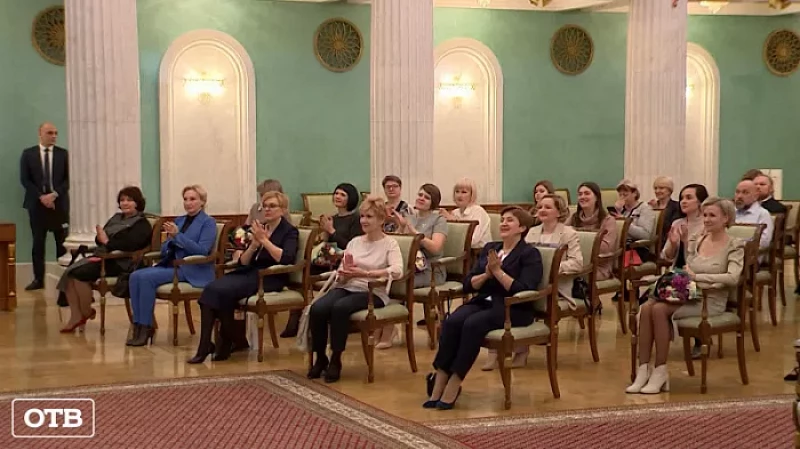 Губернатор Евгений Куйвашев вручил премии 37 лучшим свердловским педагогам