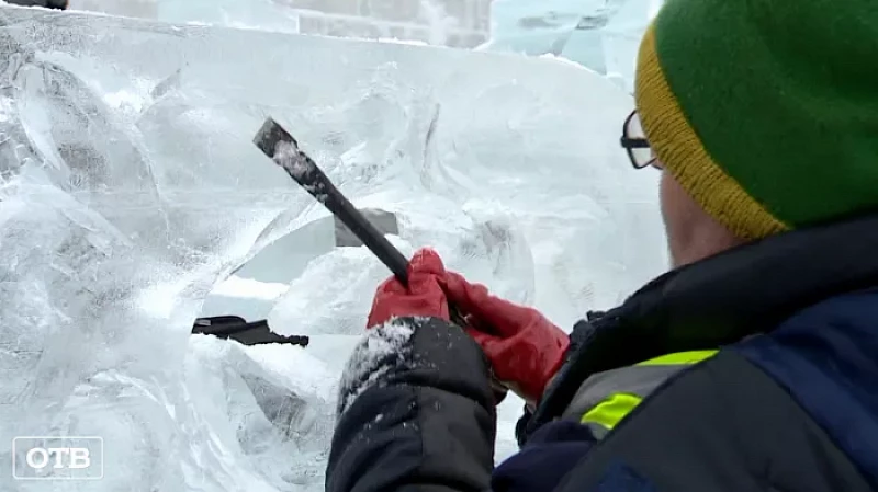 Хитрая лиса, серебряное копытце и серая шейка: на центральной площади Екатеринбурга стартовал фестиваль ледовых скульптур