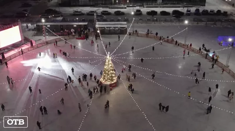 В Екатеринбурге открыли большой каток рядом с главным футбольным стадионом города