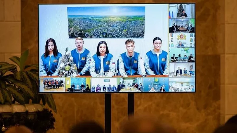 Губернатор Евгений Куйвашев вручил награды свердловским добровольцам