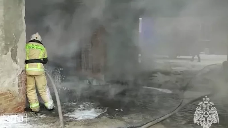 На территории детской поликлиники в Екатеринбурге произошёл пожар: из здания эвакуировались 300 человек