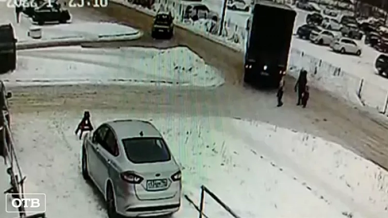 В Екатеринбурге двухлетняя девочка угодила под колёса грузовика