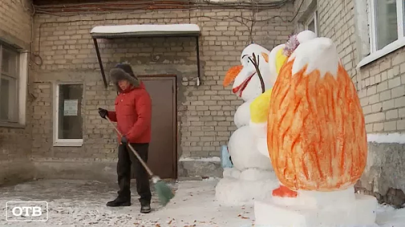 Возле станции скорой помощи в Асбесте появились 3-метровые снежные скульптуры