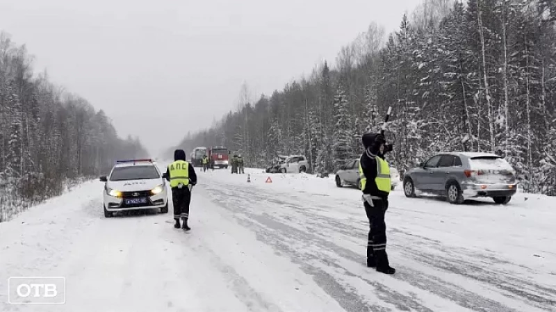 При столкновении автобуса и внедорожника на уральской трассе один человек погиб, пятеро получили травмы