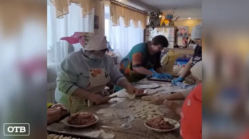 Жители посёлка Басьяновский лепят 50 000 пельменей для мобилизованных