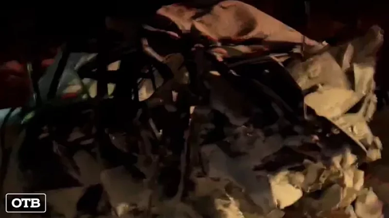 На трассе под Ирбитом бензовоз столкнулся с легковушкой и улетел в кювет