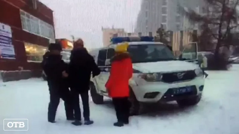 Екатеринбургские полицейские вычислили закладчиков по ярким курткам