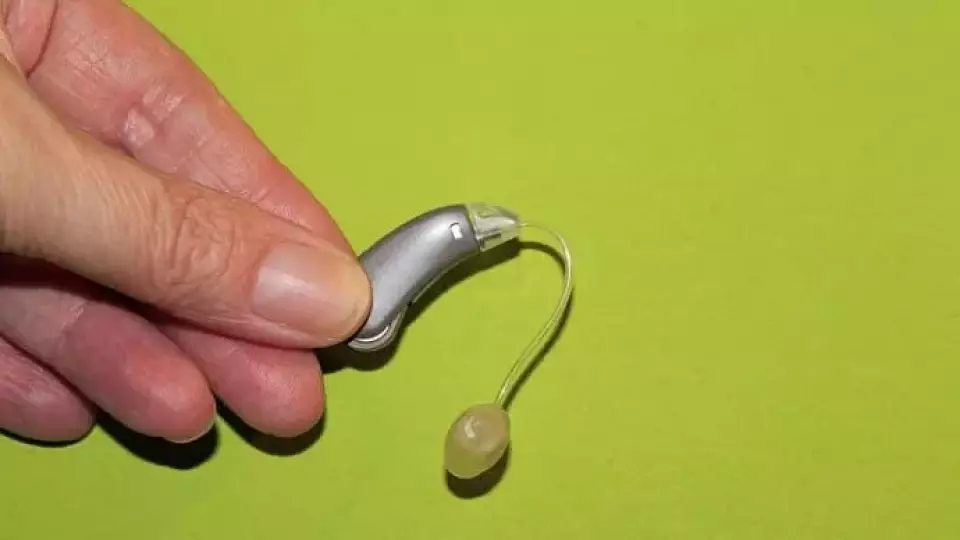 Свердловчанка через суд добилась возврата денег за навязанный слуховой аппарат