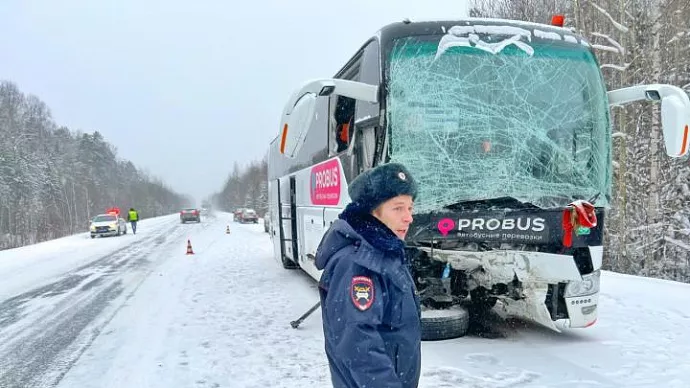 На Серовском тракте внедорожник влетел в пассажирский автобус: один человек погиб, пятеро пострадали