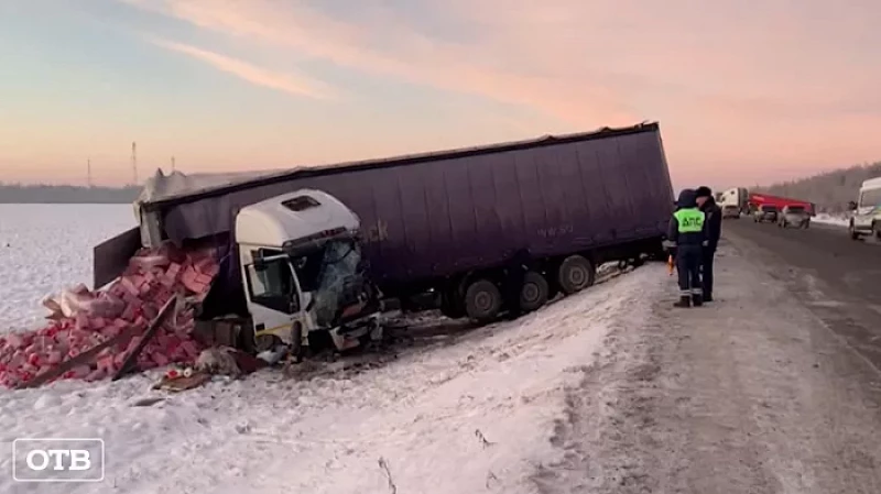 Возле Тугулыма произошло ДТП с участием трёх грузовиков: один водитель погиб