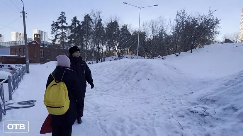 Дорожные полицейские Екатеринбурга сравняли с землей опасную детскую горку