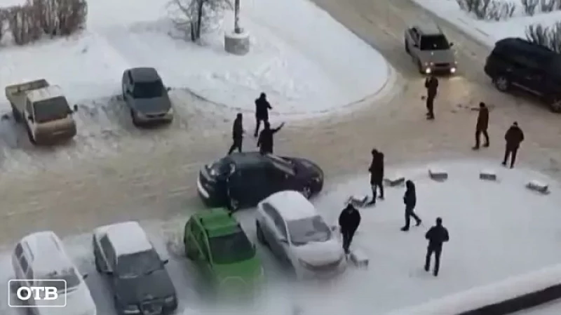 Представители двух сетей пиротехники в Екатеринбурге устроили массовую драку со стрельбой