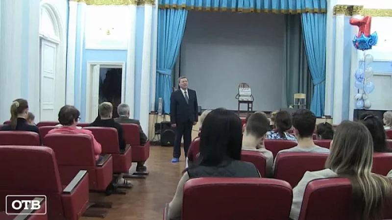 «Урок мужества» провели ветераны МВД Екатеринбурга с воспитанниками социально-реабилитационного центра