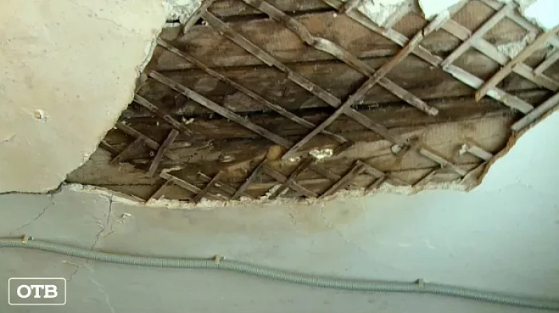 Берегите голову: в квартире у екатеринбуржцев обвалился потолок