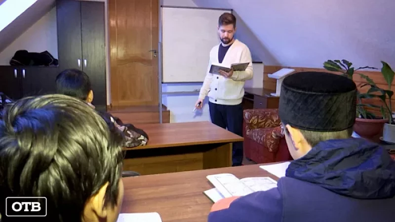 Учитель из Берёзовского знает 7 языков и бесплатно преподаёт детям арабский язык