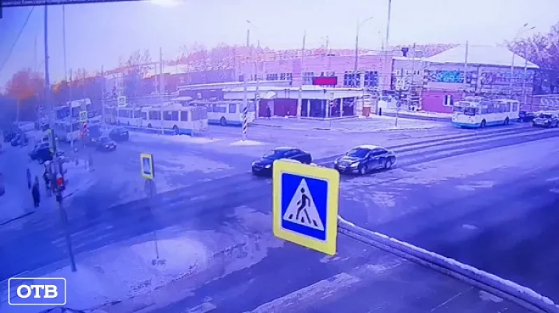 Машину скорой помощи отбросило на пешехода после ДТП на ВИЗе