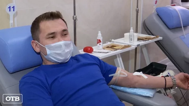Пожарные Екатеринбурга сдали кровь для госпитализированных участников СВО