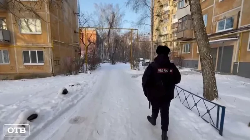 С целью оздоровления микроклимата полицейские прогулялись по улицам