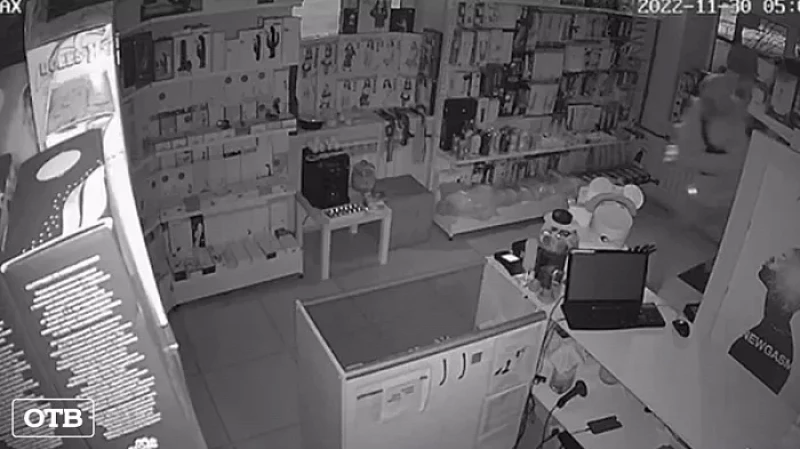 Уральский скорострел: мужчина обокрал магазин товаров для взрослых