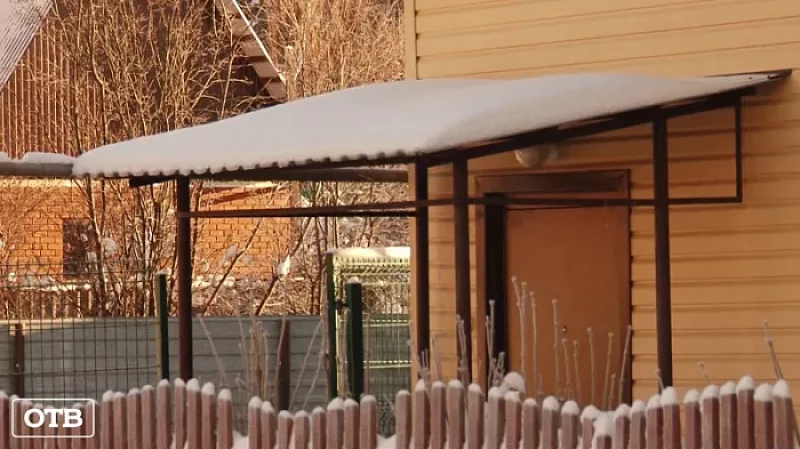 Забор раздора: екатеринбуржец поставил ограду вплотную к участку соседей