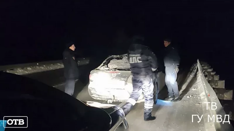 Полиция Ивделя в 30-градусный мороз спасла на трассе замерзавшую семью из Сургута