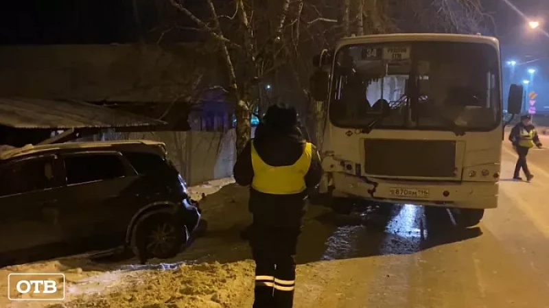 На Урале автобус врезался в припаркованный автомобиль и сбил водителя