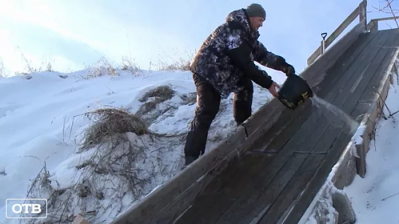 В Невьянске плотник 13 лет подряд заливает самодельную горку для детей
