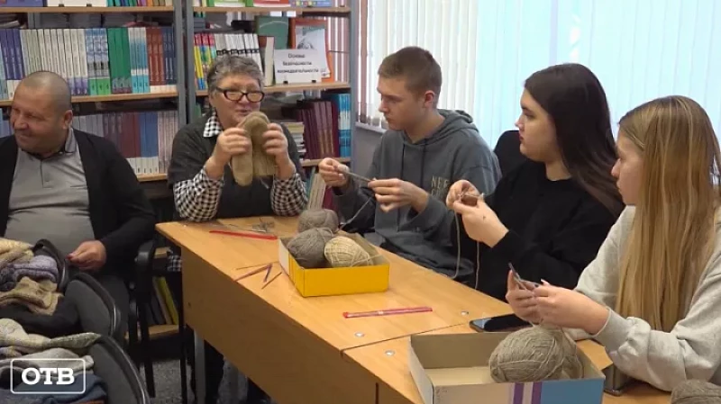 Школьники из Каменска-Уральского учатся вязать носки и варежки для бойцов СВО