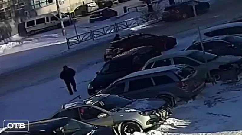 В Екатеринбурге нелегальный мигрант на «Хёнде» сбил коляску с 8-месячным малышом