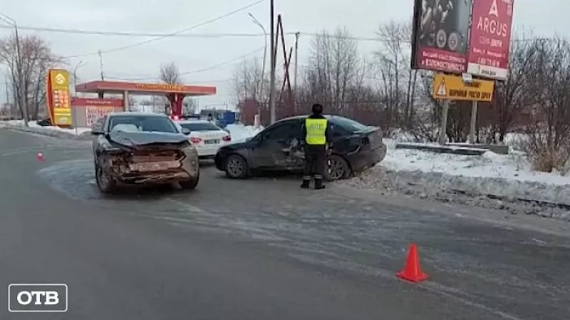 В Нижнем Тагиле китайский внедорожник влетел в «Мазду»: пострадала 6-летняя девочка