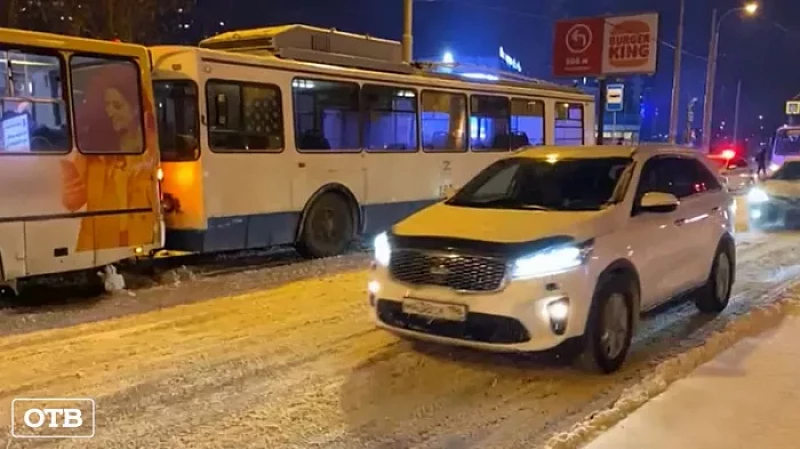 При столкновении троллейбуса и автобуса в Екатеринбурге пострадала девочка-пассажир