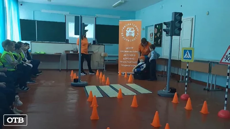 Перекрёстки с работающими светофорами, зеброй и дорожными знаками появились в школах Свердловской области