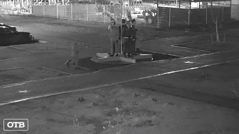 Подростки «обезоружили» скульптуру пехотинца в Академическом районе Екатеринбурга