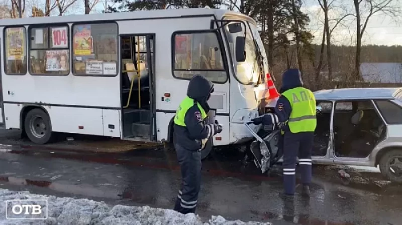 В Нижнем Тагиле автоледи на легковушке протаранила пассажирский автобус