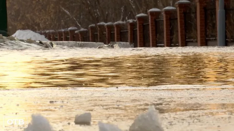 Из-за прорыва трубы на улице Колмогорова разлилась коммунальная река