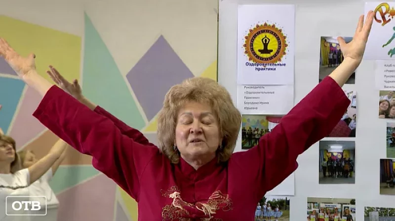 Железнодорожница на пенсии организовала курс йоги, учит детей рисовать и занимается благоустройством посёлка