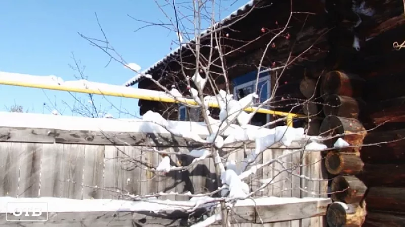 Сносить нельзя оставить: жительница Ключевска просит соседа разобрать сгоревшую часть дома