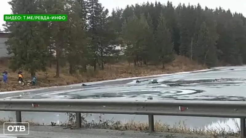 В Ревде подростки решили порыбачить на тонком льду и провалились