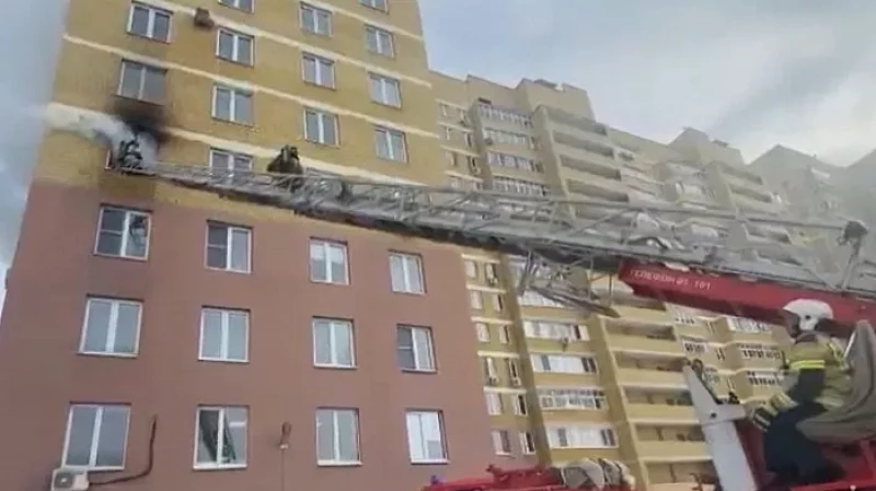 В Екатеринбурге из пожара в жилом доме на улице Крауля спасли двоих детей