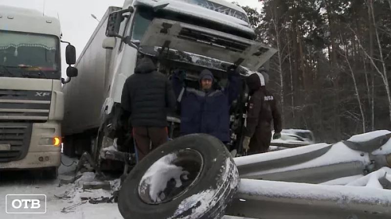 На Объездной дороге в Екатеринбурге дальнобойщик четвёртые сутки чинит повреждённый тягач