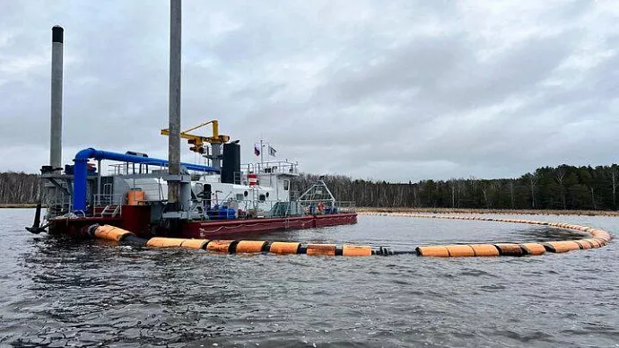 Со дна рукотворного озера подняли более 230 тысяч кубометров ила