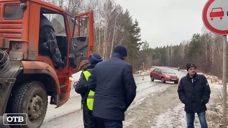 Наглый КамАЗ: водитель мусоровоза на повороте в Кушву столкнулся с легковушкой