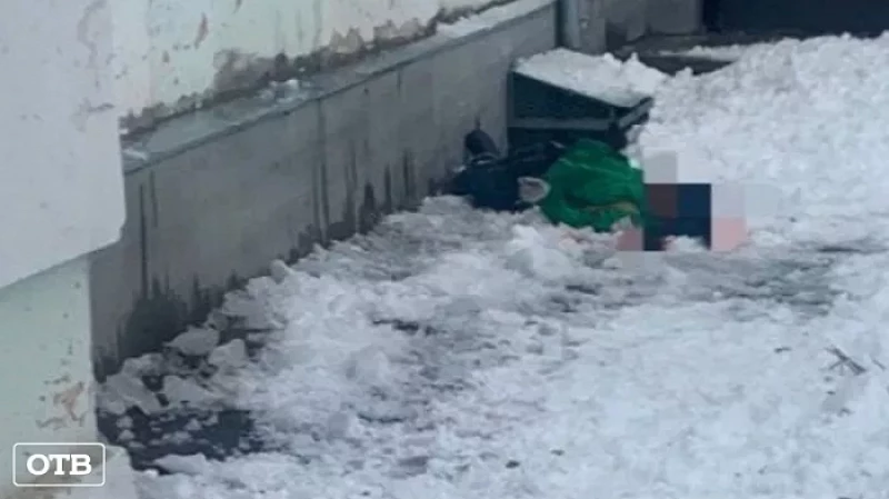 В Каменске-Уральском с крыши многоэтажки сорвался промышленный альпинист