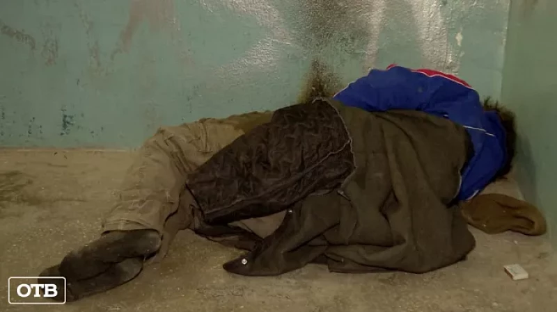 В Екатеринбурге бездомные держат в страхе 16-этажный дом