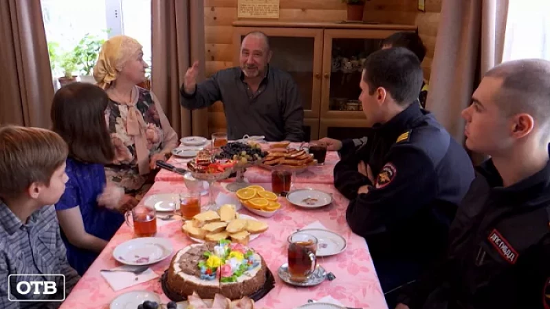 Свердловские инспекторы ДПС спасли 15-летнего парня, которому стало плохо на трассе