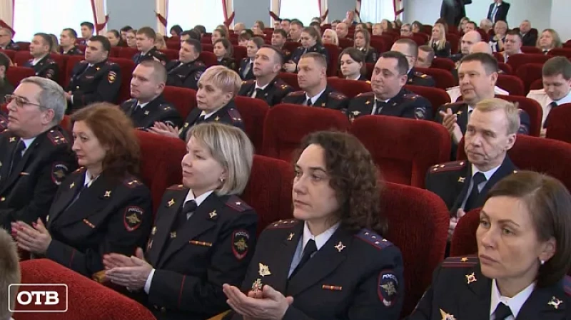 Губернатор Евгений Куйвашев поздравил сотрудников внутренних дел с профессиональным праздником