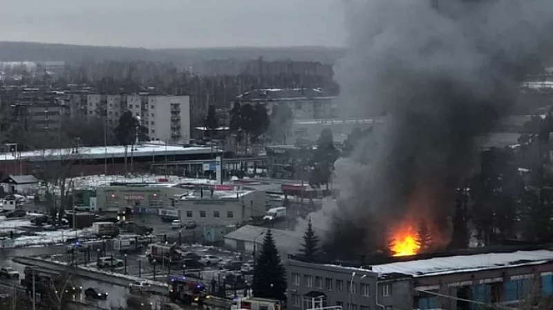 В Екатеринбурге на Сортировке крупный пожар площадью 400 квадратных метров