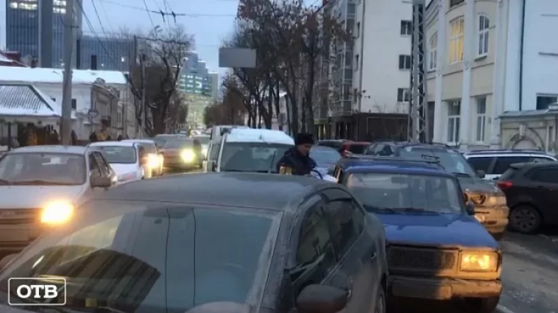 Водитель на ВАЗ-2104 пытался проскочить и собрал сразу восемь машин