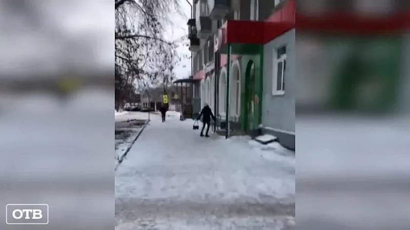 В Каменске-Уральском воришки разбили стеклянные двери магазина